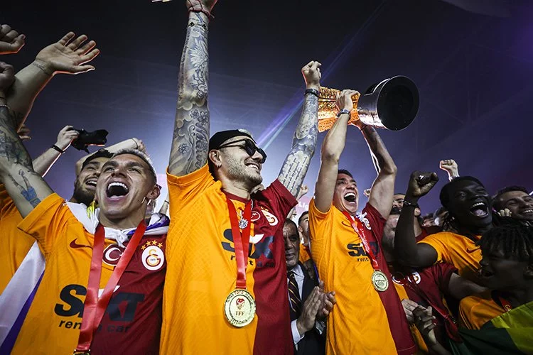 Galatasaray, şampiyonluk kupasını aldı