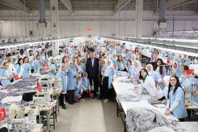 Cumhurbaşkanı Erdoğan, Deniz Tekstil çalışanlarını ziyaret etti