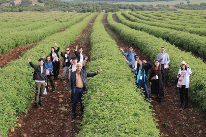 Güney Koreli kozmetikçiler Isparta'da gül bahçelerini gezdi