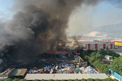 Manisa Muradiye OSB'deki fabrika yangını devam ediyor