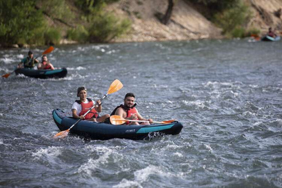Munzur Çayı'nda düzenlenen kano turları turistlerin gözdesi oldu