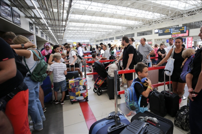 Antalya Havalimanı'ndaki turist yoğunluğu sevindirici