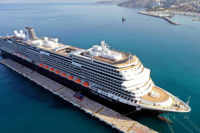 Kuşadası'na turist akını! Dev kruvaziyerle 2 bin 600 turist geldi