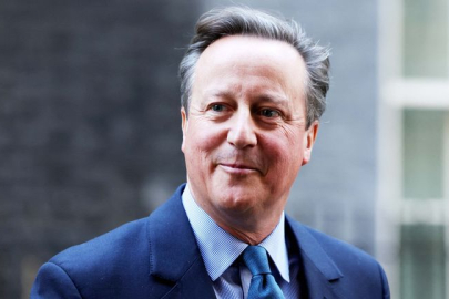Eski İngiltere Başbakanı David Cameron Dışişleri Bakanı oldu