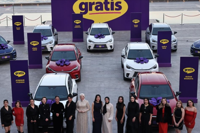 Gratis'ten otomobil kazanan 15 kişi arabalarını aldı
