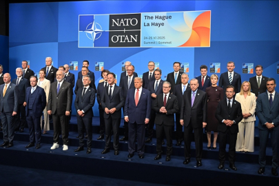 NATO Liderler Zirvesi'nde aile fotoğrafı çekildi