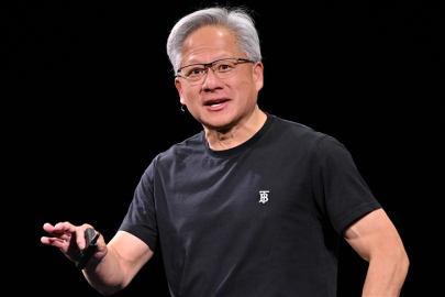 Nvidia CEO'su Huang: Endüstrinin geleceği iki fabrikadan oluşacak