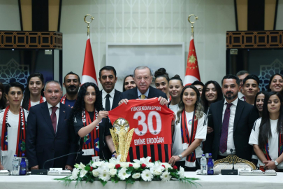 Yüksekovaspor Kadın Futbol Takımı Cumhurbaşkanı Erdoğan'ın misafiri oldu