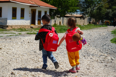 AÇEV’den okulun ilk gününde ihtiyaç sahibi çocuklara destek