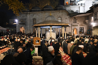 Üç ayların başlangıcı camilerde coşkuyla kutlandı