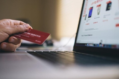 Alışveriş yapılacak sitenin alan adı ve uzantısı incelenmeli