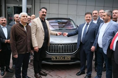 TESK başkanı Yiğiner'den Ardahan Esnaf Odası'na hediye