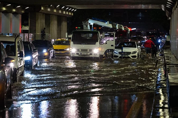 Ankara'daki sağanak yağış hayatı etkiledi