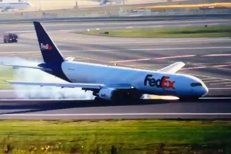 Arızalanan FedEx kargo uçağı İstanbul Havalimanına iniş yaptı