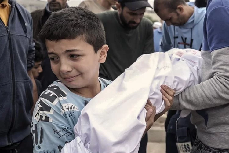 İsrail, Gazze'de çocukları ağlatmaya devam ediyor